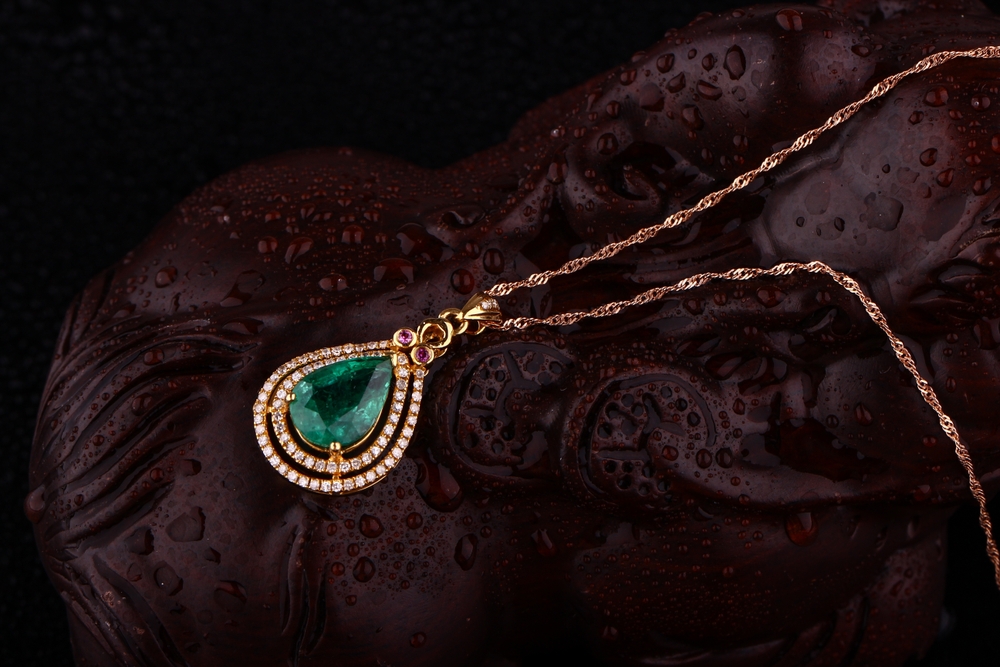 18k gold pendant for office wear