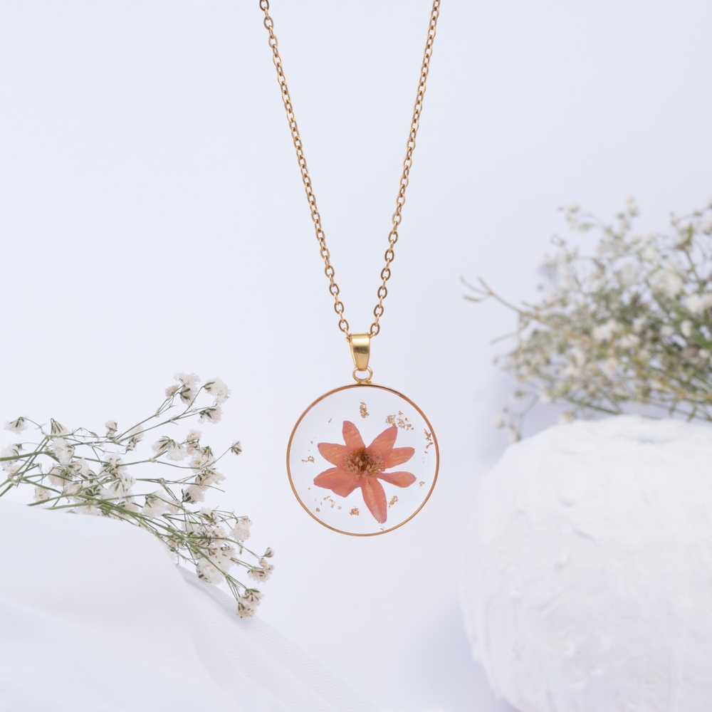 18k gold pendant for office wear