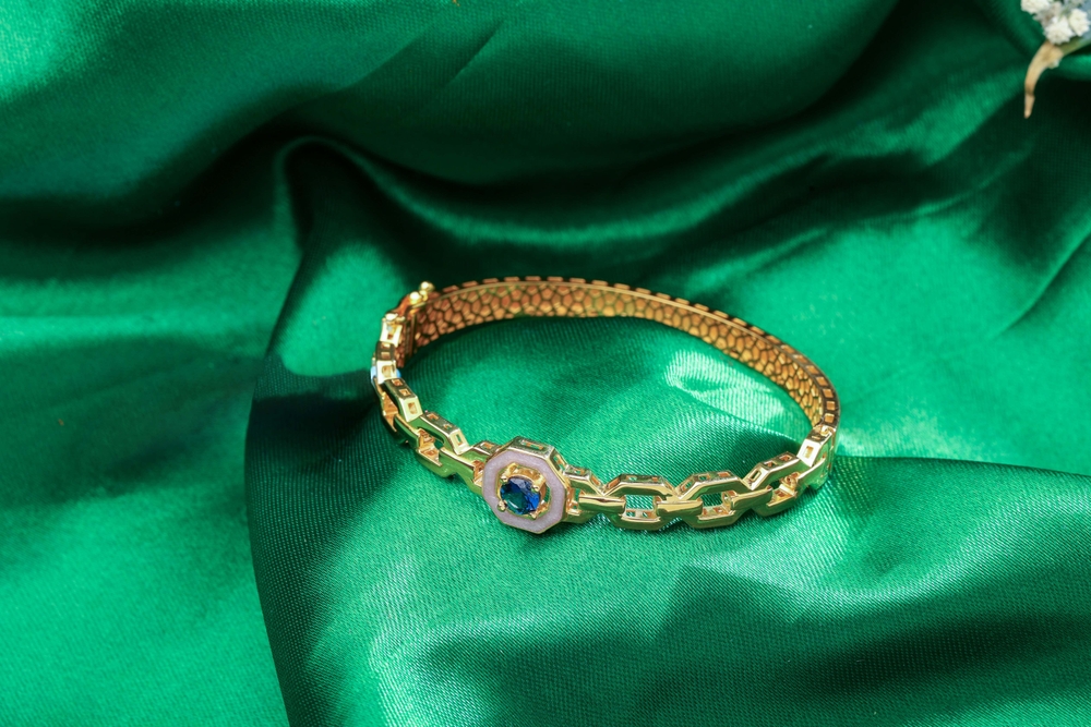 Buy anniversary gold bracelet for wife