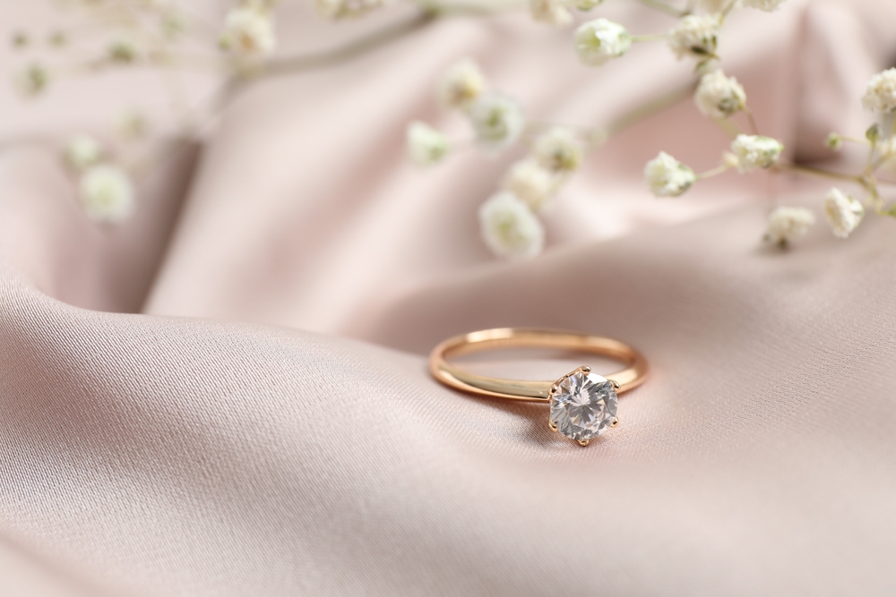 Buy gold ring gift for wifes birthday