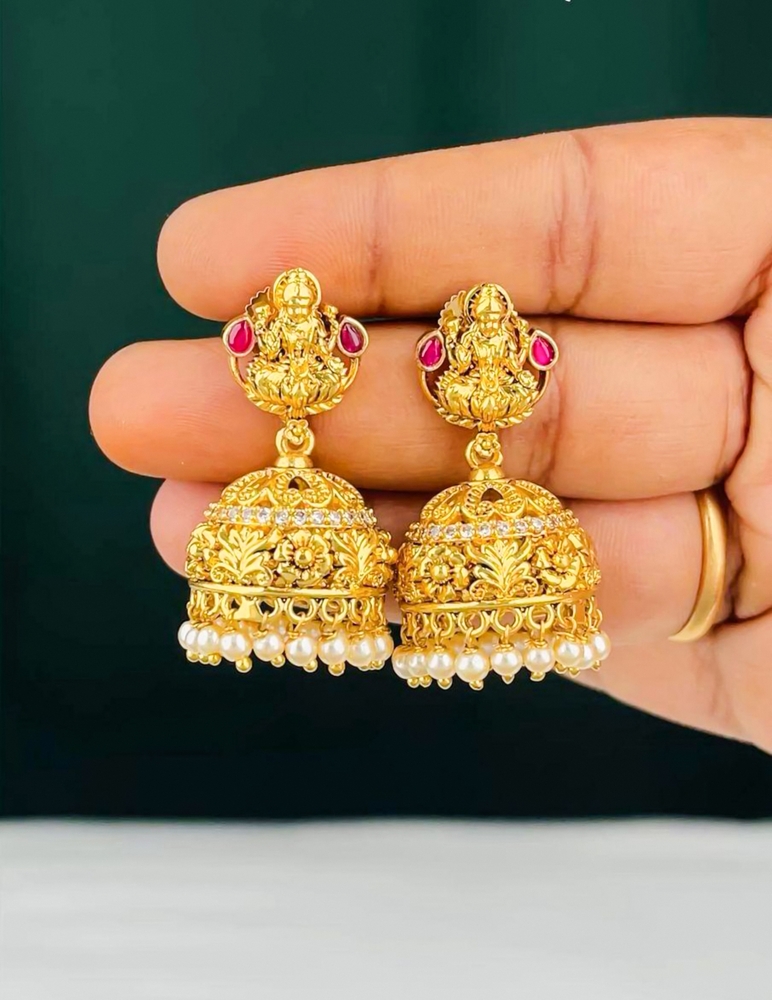 gold earrings for women under ₹20000