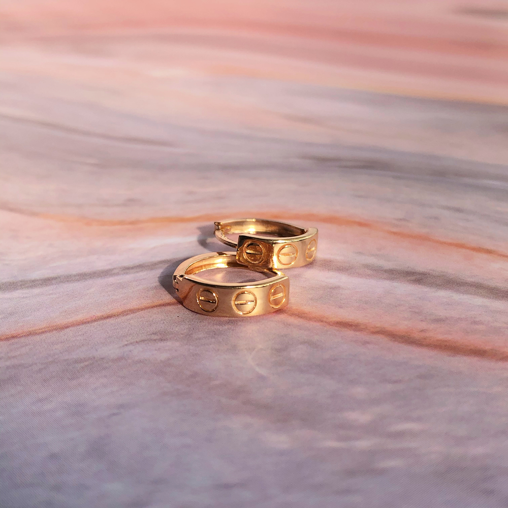 gold ring gift for wife's birthday