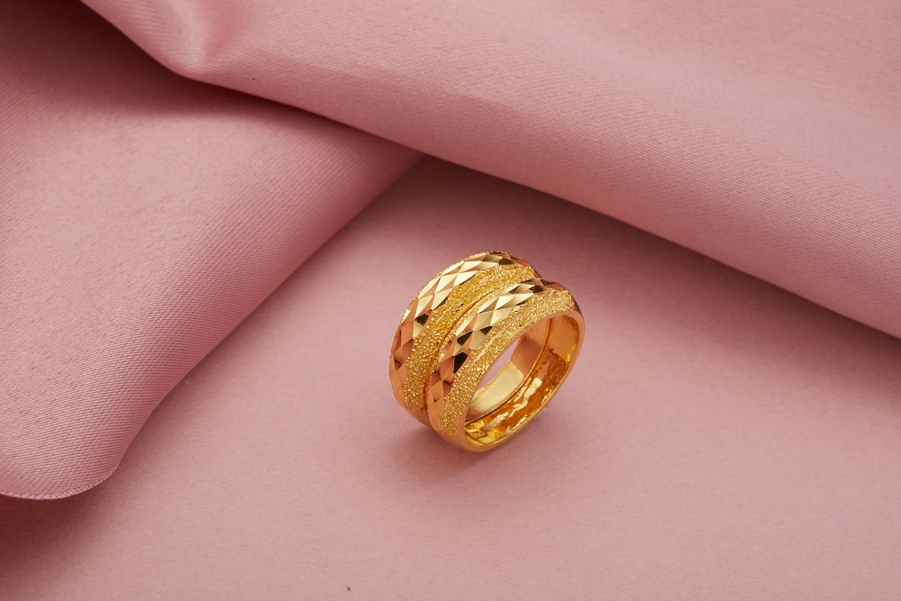how to stack gold rings