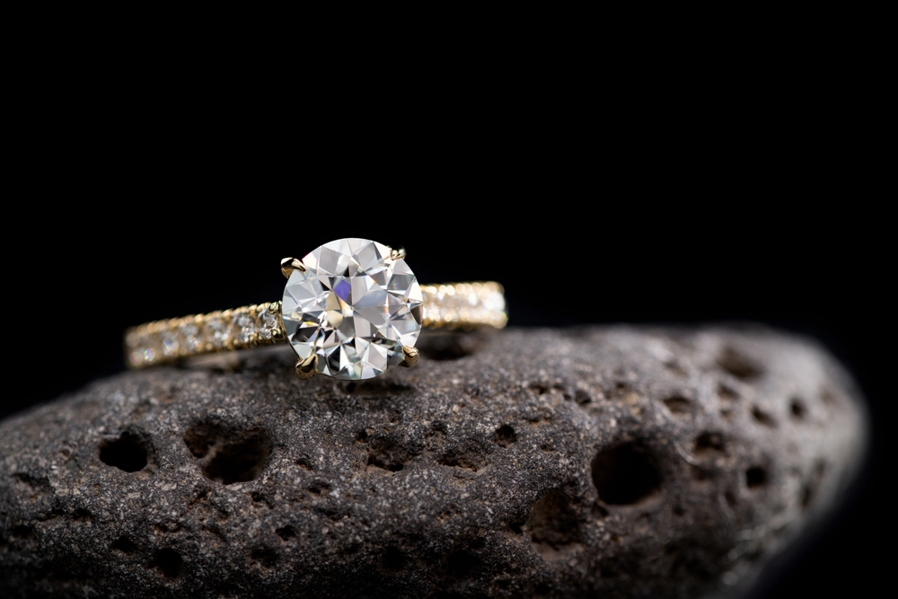 lightweight gold rings for daily use